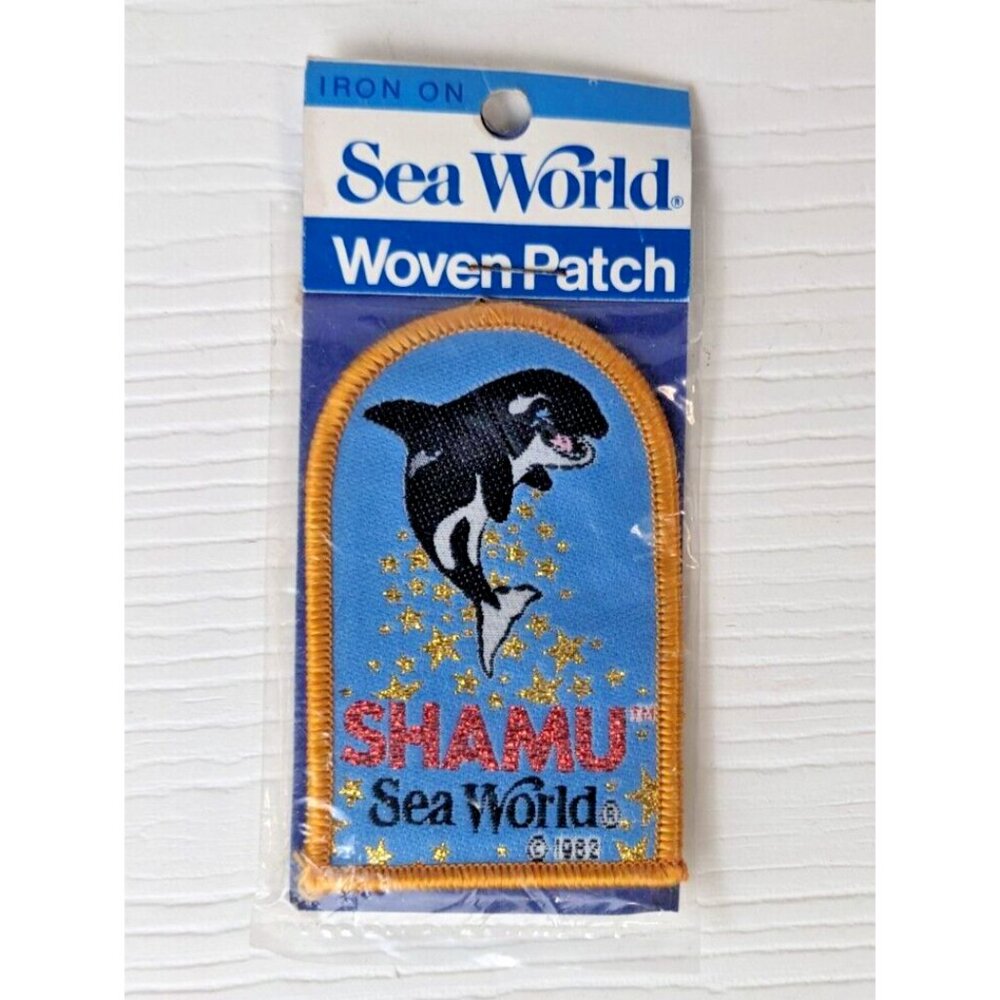 1982 SEA WORLD SHAMU  3" Tall Woven Iron-on Arm/Hat Patch - In Package - Florida